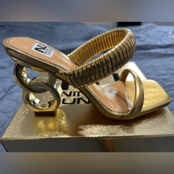 Gold open toe sandals - Picture 1 of 3